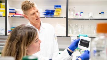 Graduate student Tracy Warren (front) and Professor Alex Nord, Department of Neurobiology, Physiology and Behavior, and Center for Neuroscience, have published a new study that connects high-risk genetic variants to the neural pathways that underlie some of the most challenging aspects of schizophrenia. (Photo by Sasha Bakhter / UC Davis)